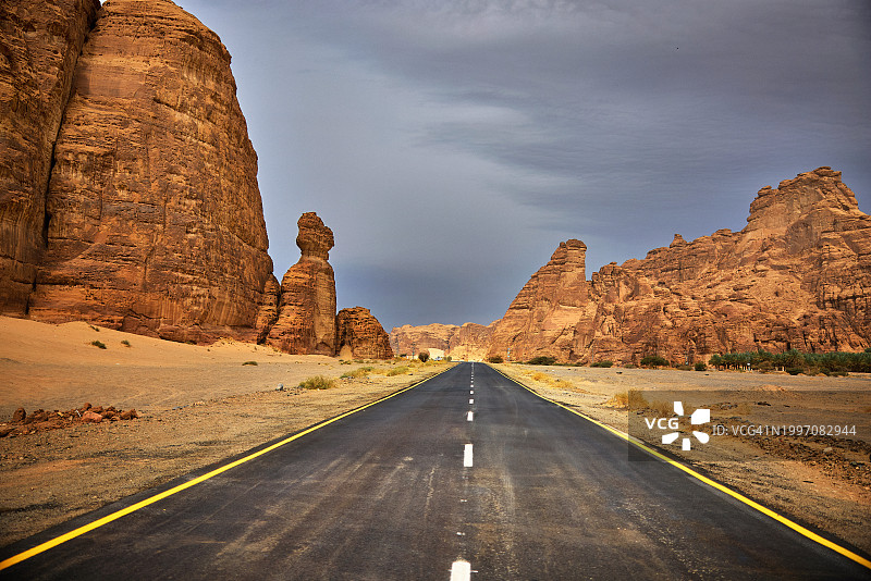 沙特阿拉伯Al-Ula沙漠地区空旷的高速公路图片素材