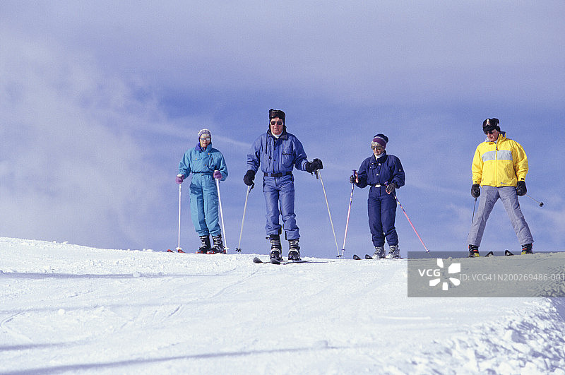 四个人下山滑雪图片素材