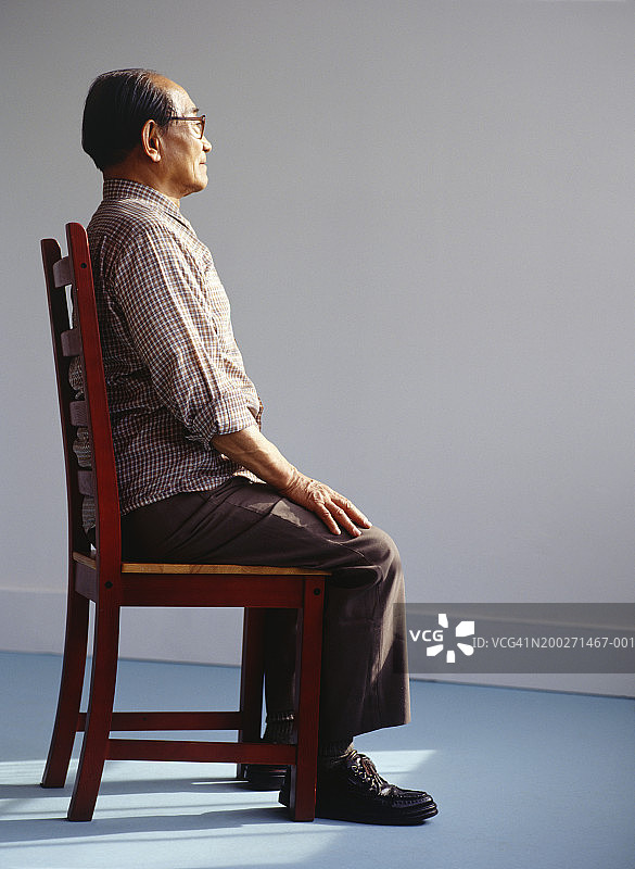 老人坐在椅子上，侧视，肖像图片素材