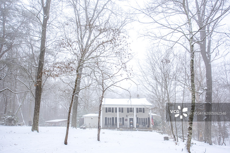 雪中的复古之家图片素材