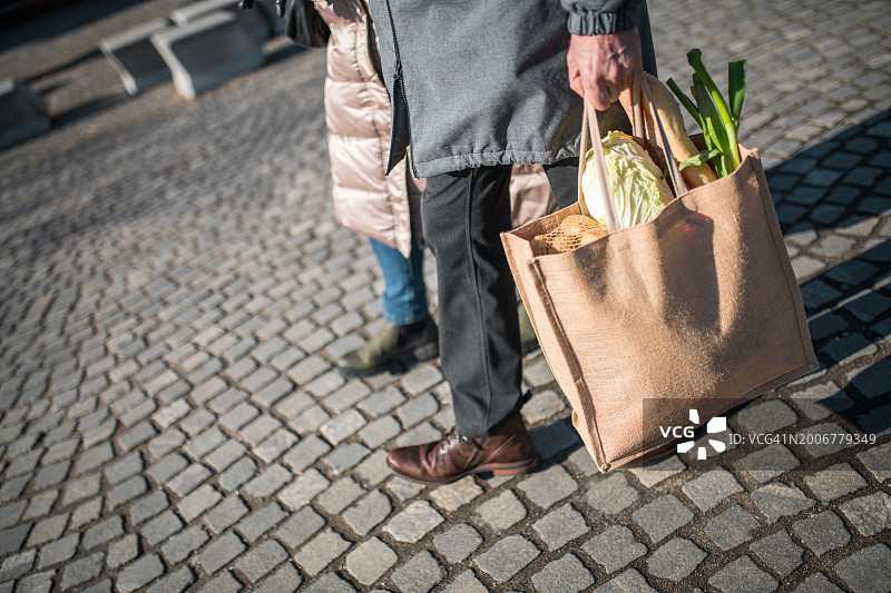 可持续的生活方式成熟的白人夫妇在户外使用可重复使用的购物袋图片素材