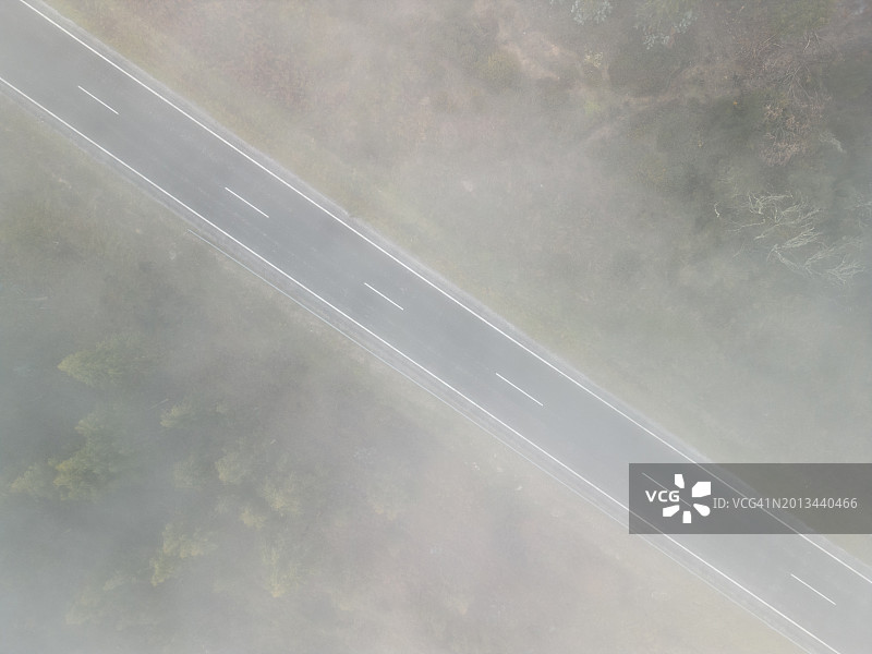 被雾覆盖的道路鸟瞰图。图片素材