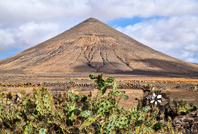富埃特文图拉州拉奥利瓦附近的锥形火山图片素材