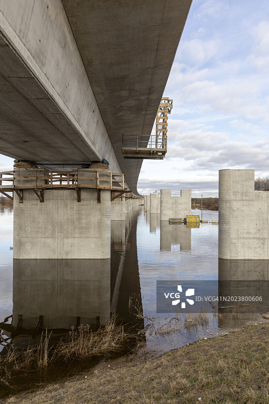 沿着S61高速公路在纳雷夫河上建造一座新桥。春天洪水泛滥，河水溢出了堤岸。淹没在水里的洪泛平原。图片素材