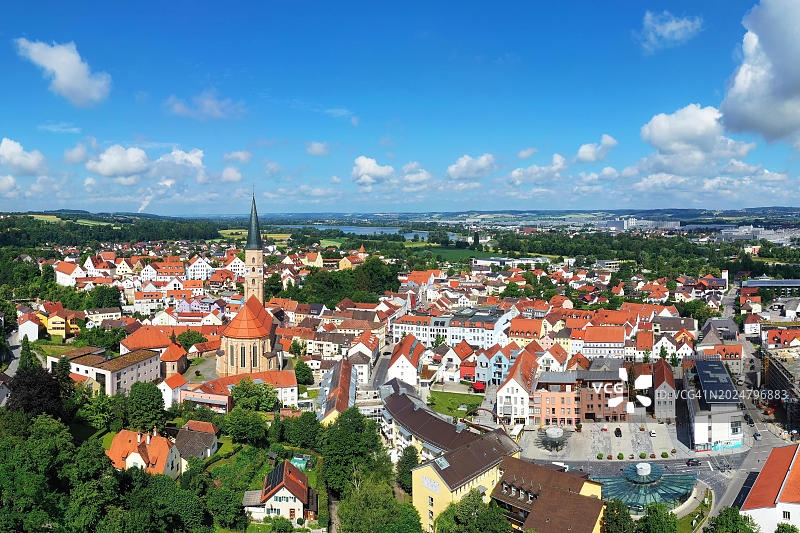 鸟瞰丁格尔芬，俯瞰历史悠久的城镇中心。丁格尔芬，下巴伐利亚，巴伐利亚，德国，欧洲图片素材