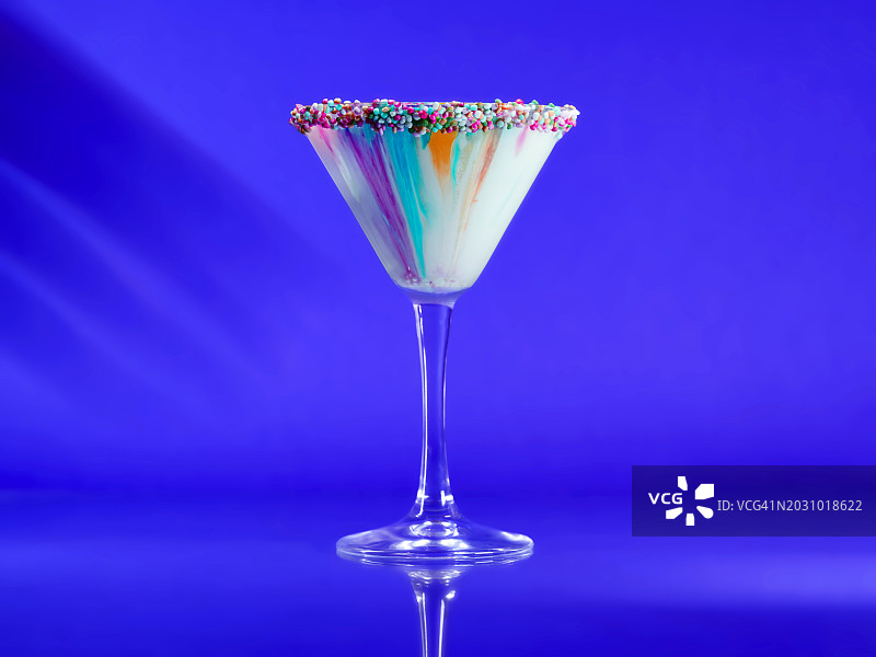 五颜六色的概念鸡尾酒，在马提尼杯中有成百上千的边缘图片素材
