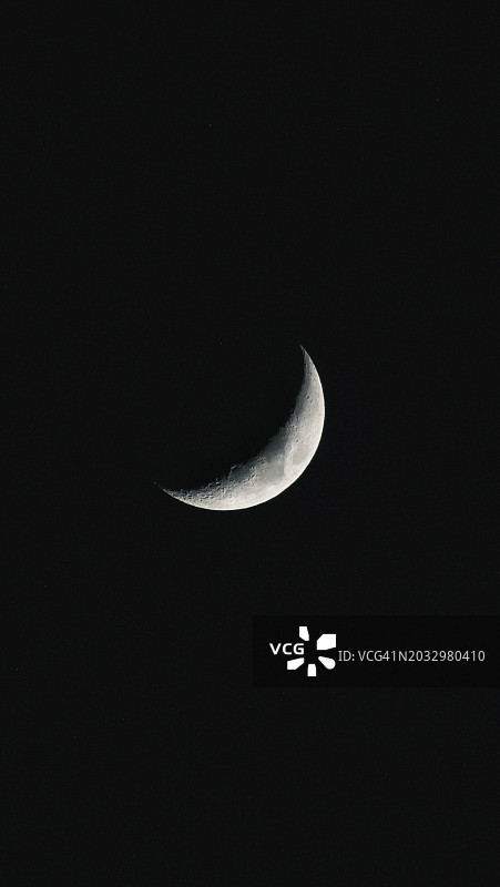 夜间月亮对天空的低角度视图图片素材