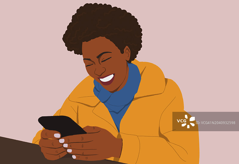 开心的女人笑着，用智能手机发短信图片素材
