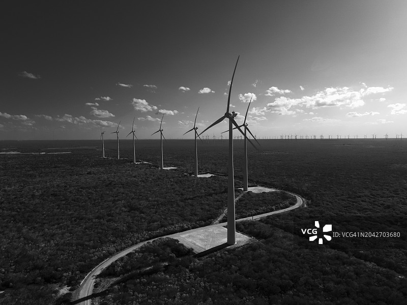 黑与白-无人机视图的风力涡轮机农场，格兰德河北，巴西图片素材