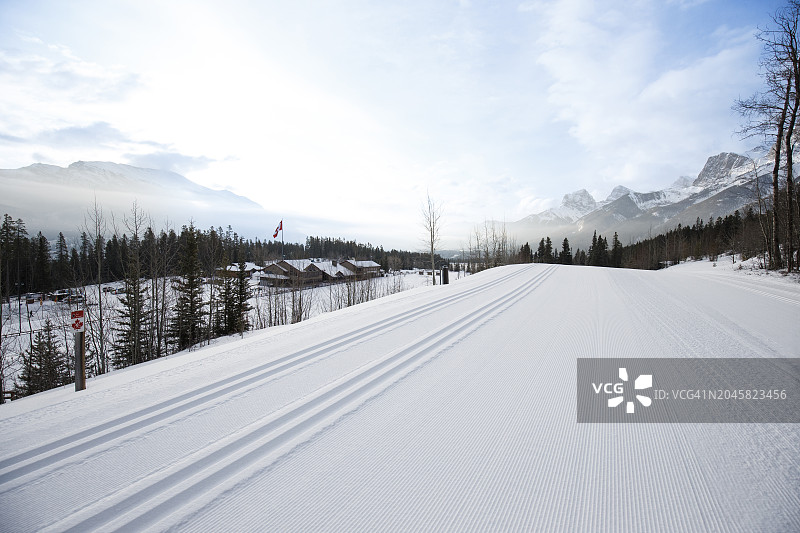 加拿大阿尔伯塔省坎莫尔北欧中心的滑雪道图片素材
