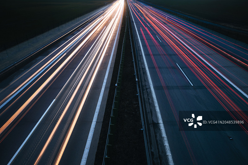 夜间高速公路上的灯光图片素材