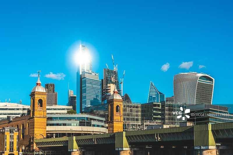 在一个阳光明媚的日子里，伦敦金融城的天际线与公司办公楼图片素材