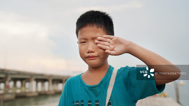 亚洲男孩在户外哭泣图片素材
