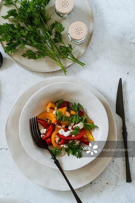 小扁豆沙拉配烤黄红甜椒，芝士和欧芹，质朴的碗，健康的素食夏日美食图片素材