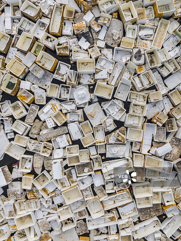 无人机图像显示数百个塑料容器漂浮在越南芽庄的一个航道上图片素材
