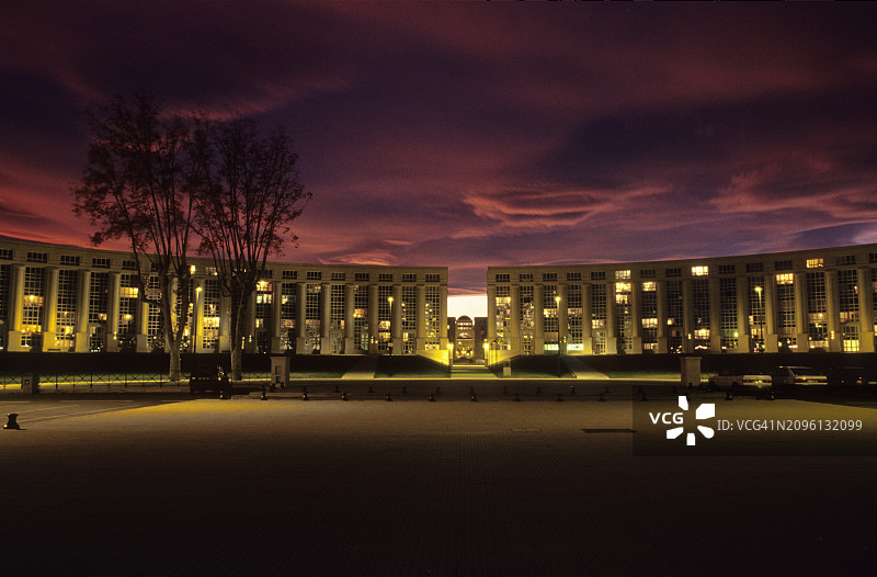 蒙彼利埃，安提戈涅，夜晚的欧洲广场图片素材