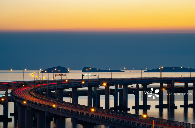 高峰时段，汽车在跨海大桥上行驶图片素材