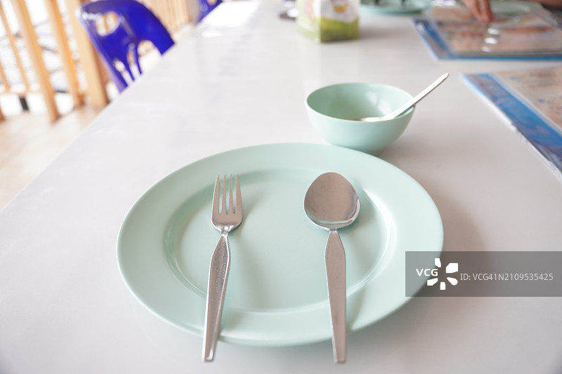 勺子和叉子放在盘子里图片素材