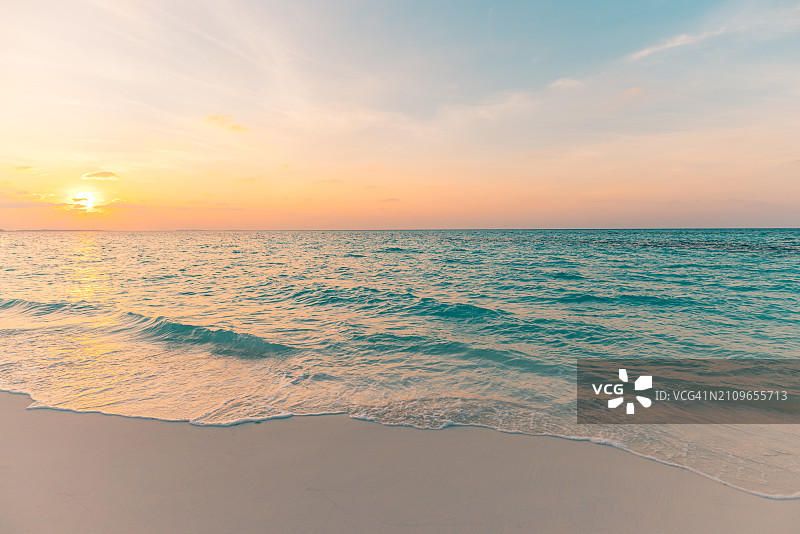 海沙天空的概念，日落的颜色云，地平线，横幅水平背景。灵感的自然景观，美丽的色彩，热带海滩的美妙风景。海滩日落，暑假图片素材