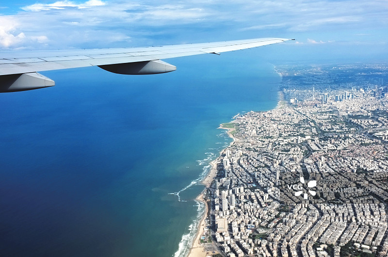 以色列中部海岸的鸟瞰图，特拉维夫和蓝色地中海的部分景色图片素材
