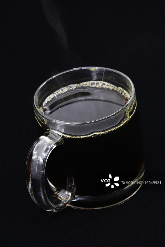 黑色背景的清杯黑咖啡图片素材