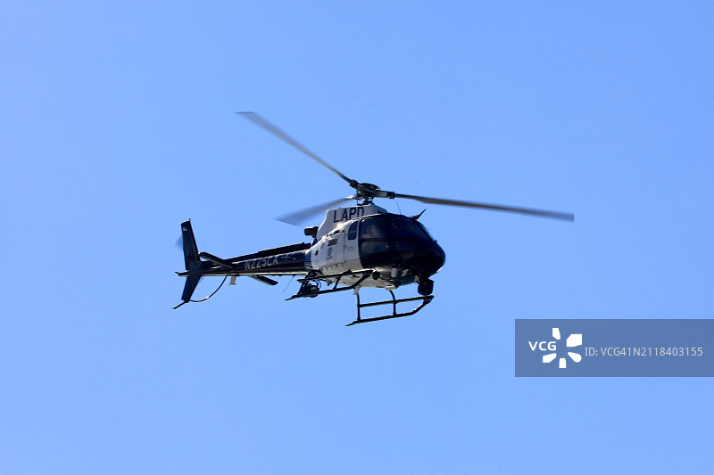 洛杉矶警局的警用直升机正在勘察下面的土地图片素材