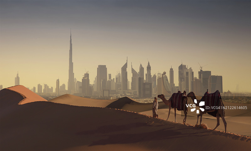 一个阿拉伯人牵着骆驼来到沙漠中的未来城市图片素材