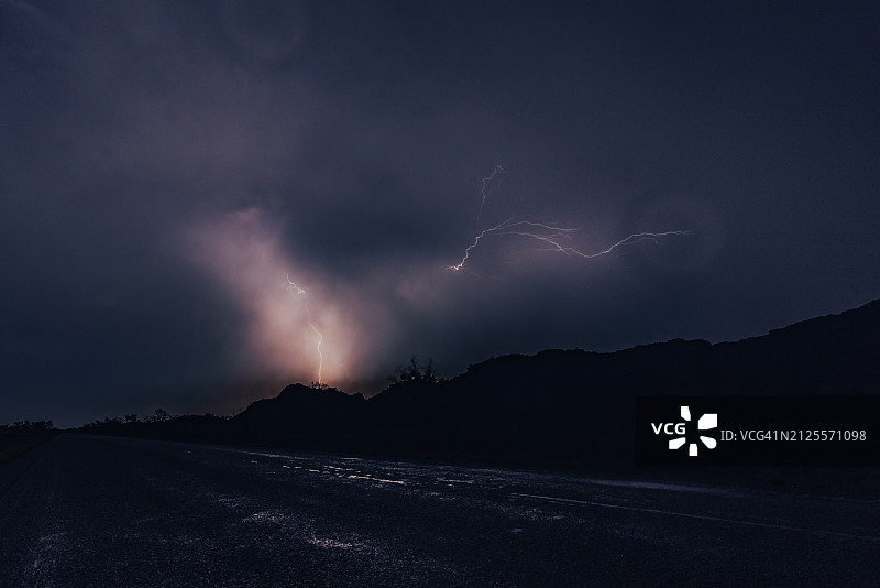 在夜间拍摄的雨季暴风雨中的闪电，菲茨罗伊十字路口，金伯利，西澳大利亚图片素材