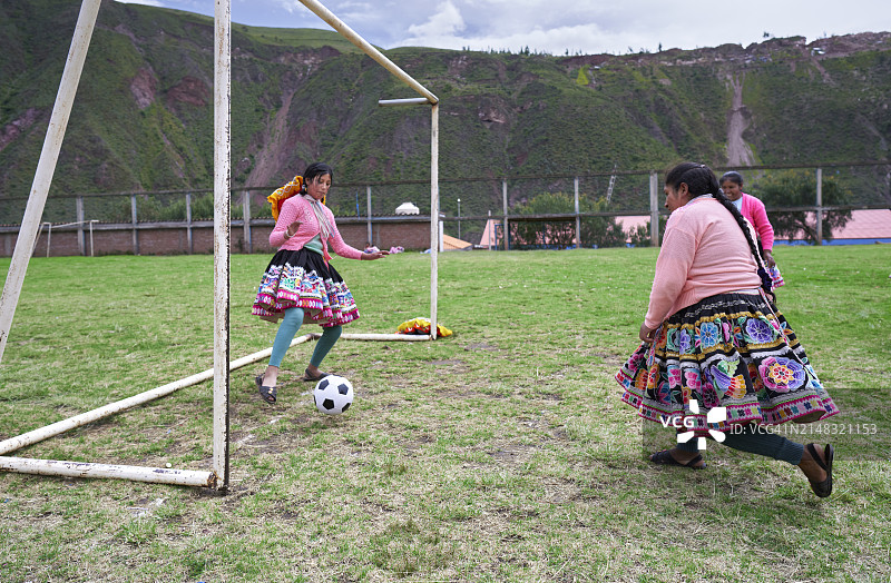 库斯科地区克丘亚族的女子足球运动员穿着她们的典型服装poyeras踢足球图片素材
