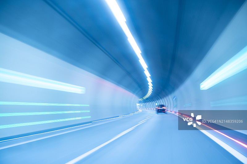 驾驶通过隧道时的速度感。蓝色的基调图片素材