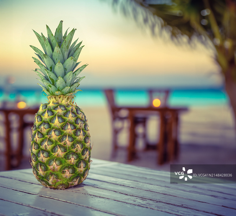 美国夏威夷檀香山海滩上桌子上的菠萝特写图片素材