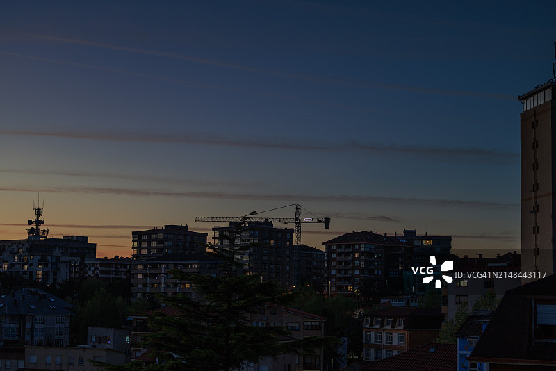 日落后桑坦德市的天际线和黑暗天空中的线条图片素材