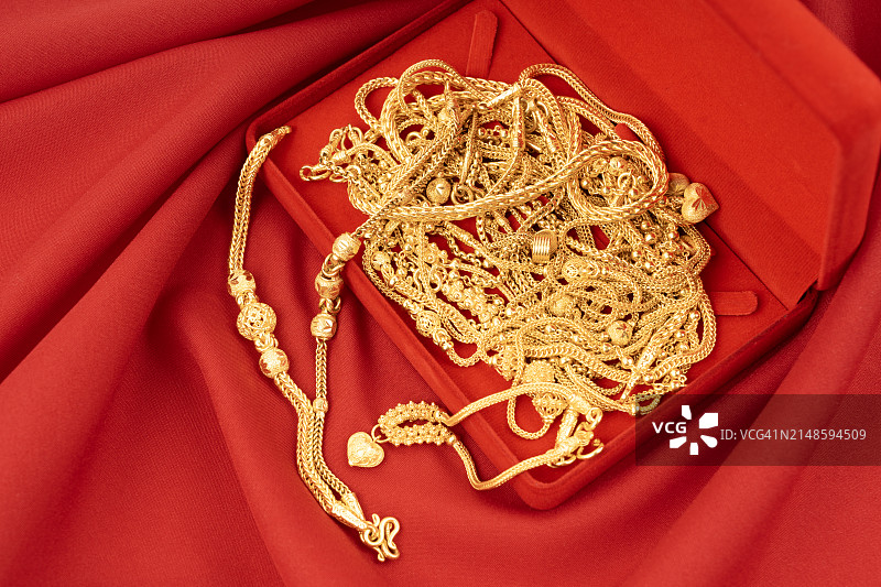 红丝绒盒子里的金项链。图片素材