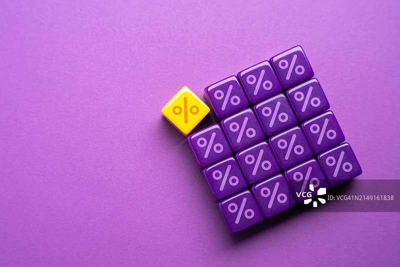 紫色背景上的玩具块的高角度视图图片素材