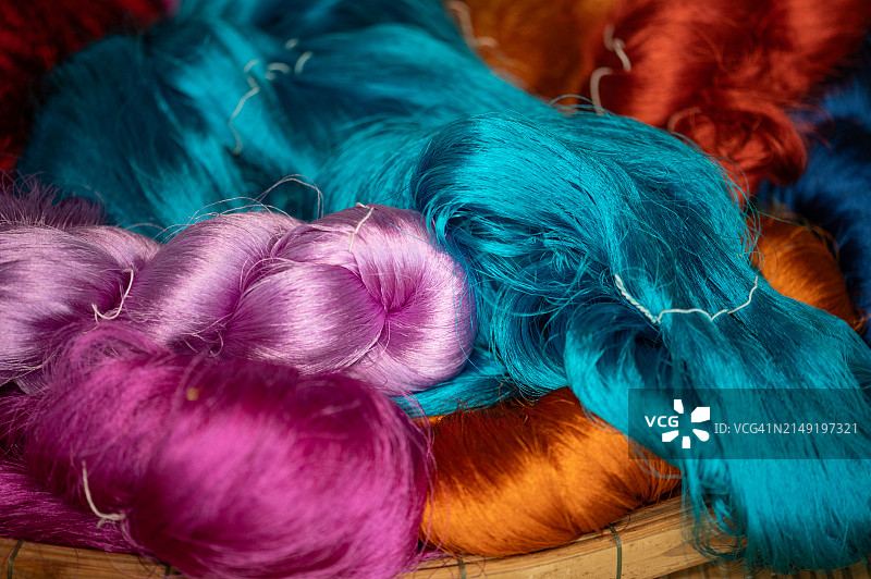 泰国的丝绸制作过程。五颜六色的泰国丝绸。图片素材
