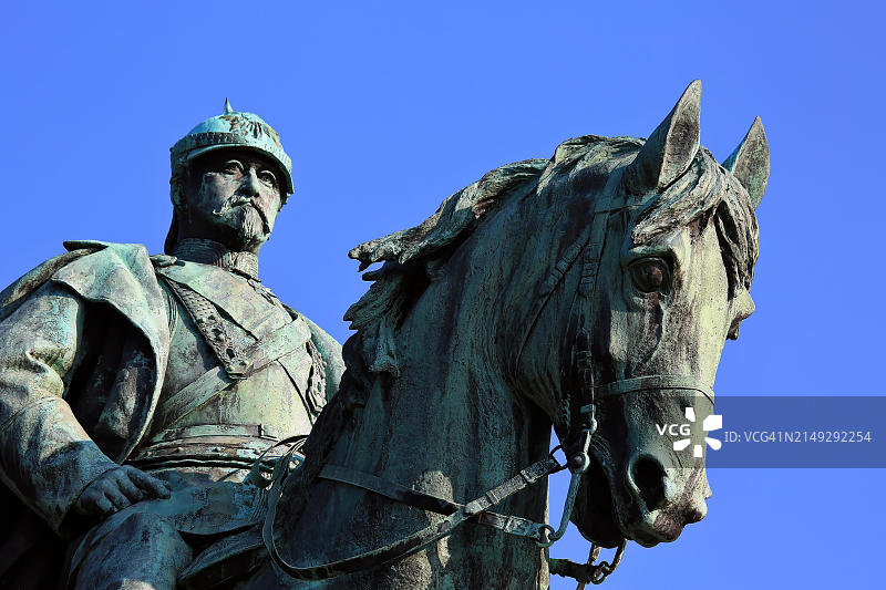科堡历史悠久的老城区中心，可以看到公爵恩斯特二世的马术纪念碑。科堡，上法兰克尼亚，巴伐利亚，德国，欧洲图片素材