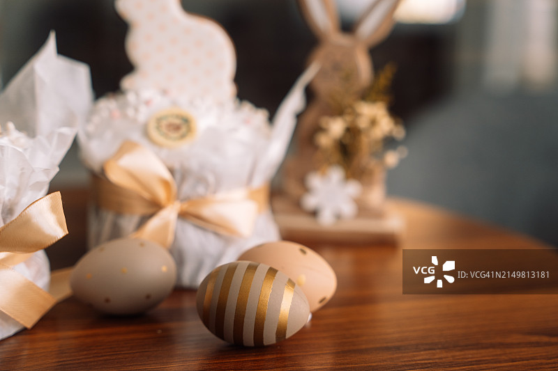 复活节蛋糕是用礼物包装和复活节小兔子的蝴蝶结包装的图片素材