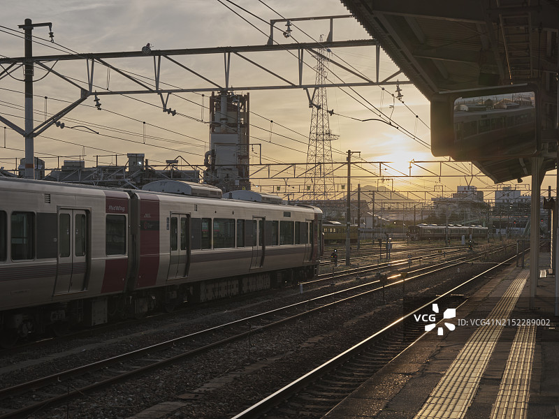 日本铁路月台的日落图片素材