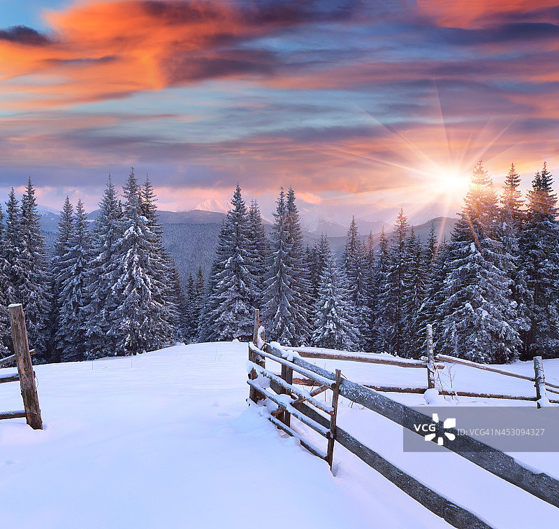 山上五颜六色的冬日日出图片素材