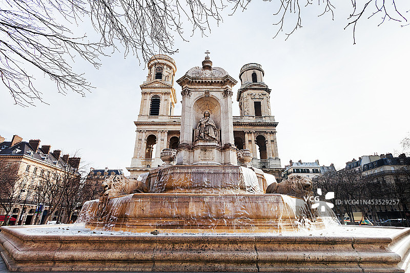 巴黎圣叙尔皮斯喷泉和教堂的正面视图图片素材