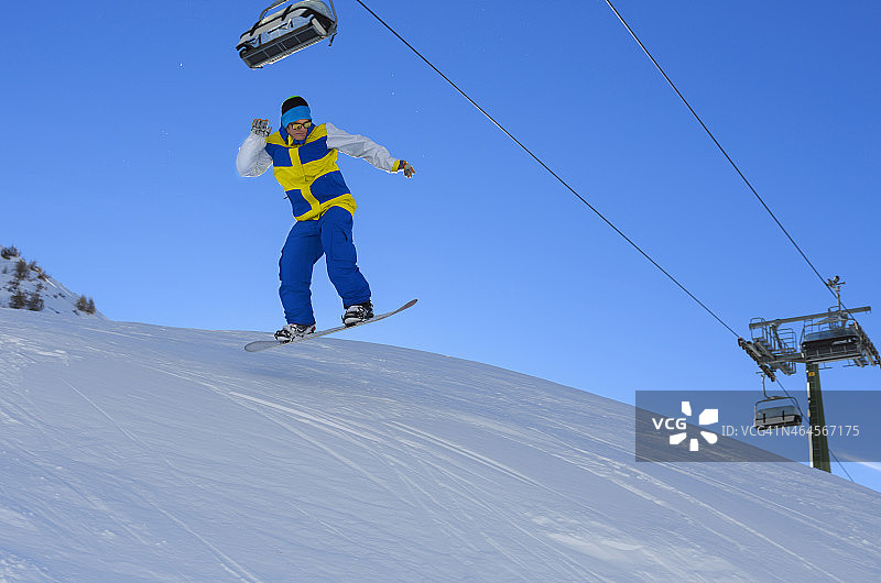 自由式滑雪运动员在一个跳跃图片素材
