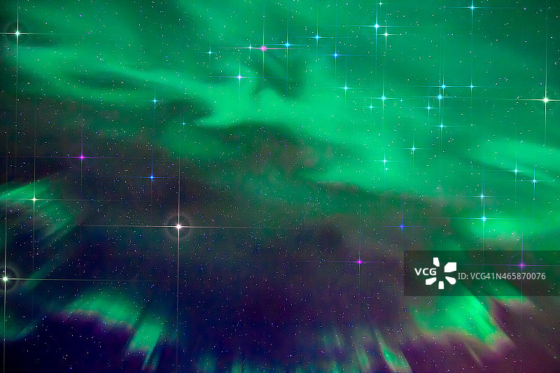 冰岛的低角度北极光和闪烁的星星图片素材