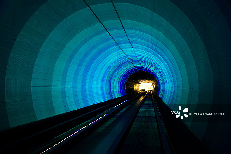 未来的超级速度交通模糊运动隧道图片素材