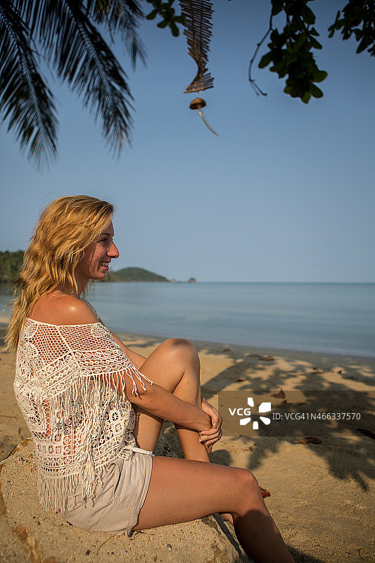热带海滩上快乐的年轻女子图片素材