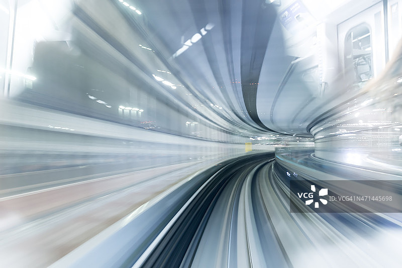 地铁隧道与动态模糊的城市从内部图片素材