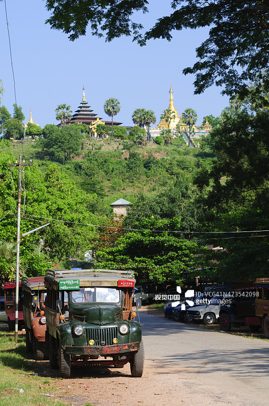 缅甸毛淡棉，校车在学校外面等候图片素材