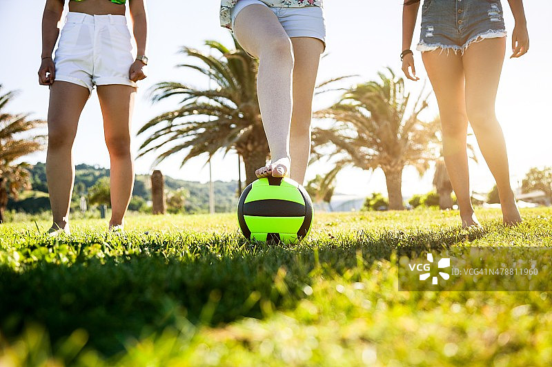 女人们在公园里踢足球图片素材