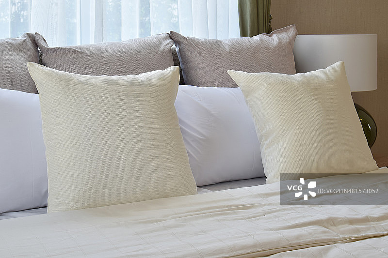 卧室室内设计以白色枕头和床上装饰图片素材