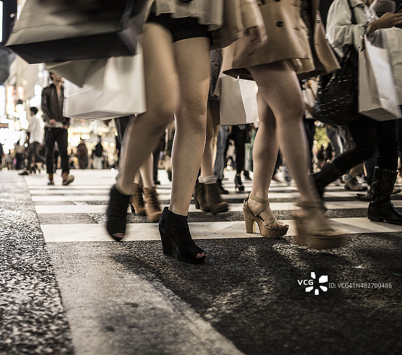 穿过日本东京涩谷的人群图片素材