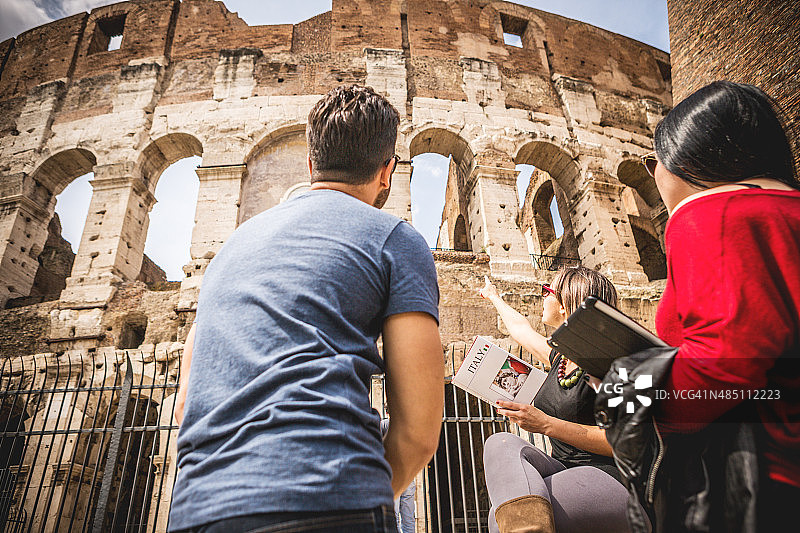游客和导游在罗马竞技场前图片素材